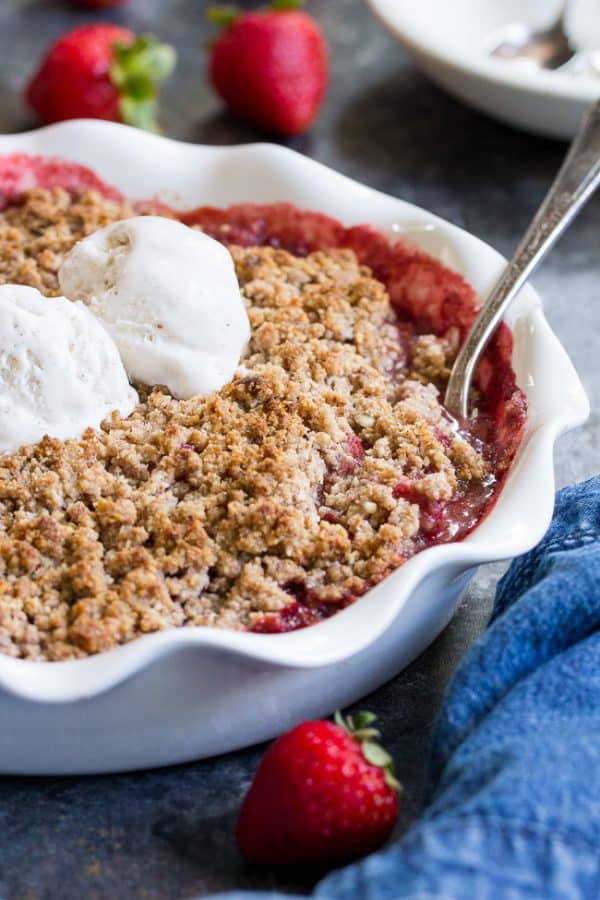 Paleo & Vegan Strawberry Crumble {Gluten free, Dairy Free}